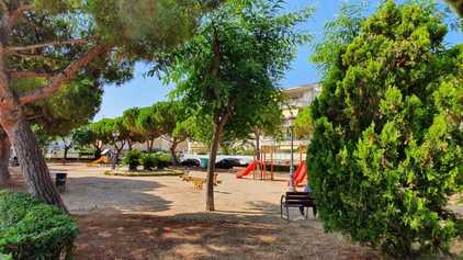 Rehabilitar la zona de parc infantil a Pere Romeu 